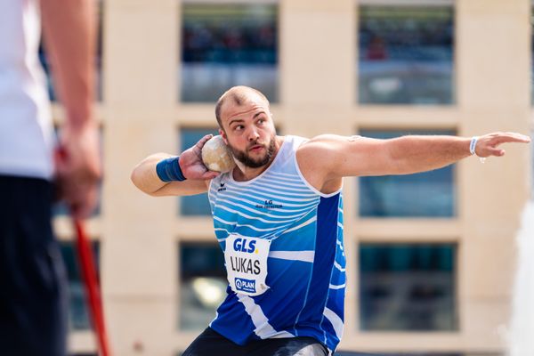 Dennis Lukas (SSV Gymnasium Heinzenwies) beim Kugelstossen waehrend der deutschen Leichtathletik-Meisterschaften auf dem Pariser Platz am 24.06.2022 in Berlin